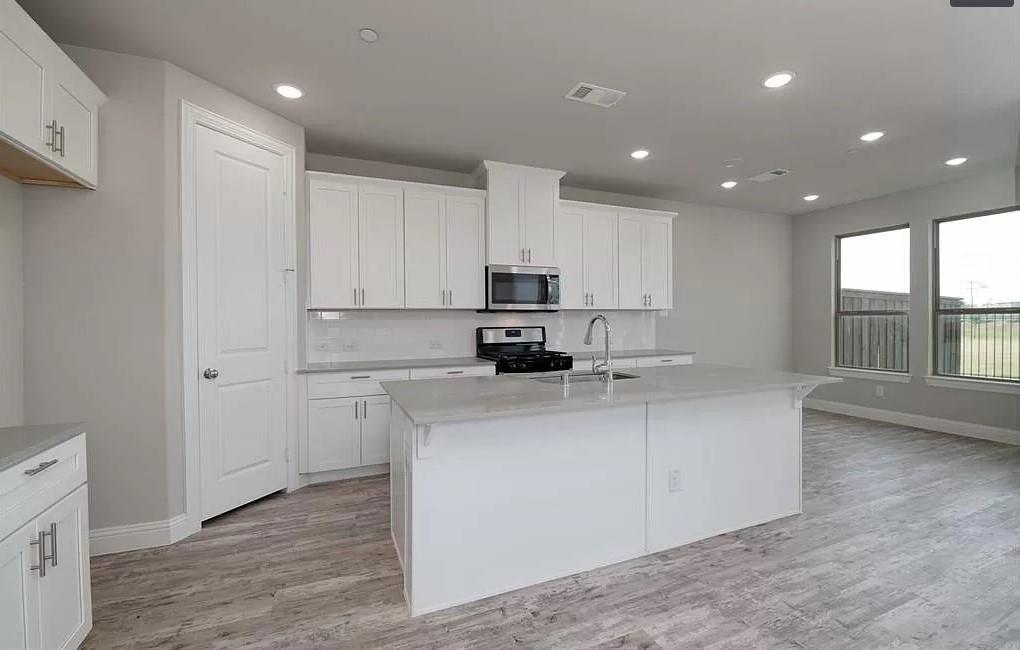 VILLAGES OF PRAIRIE COMMONS WEST, - Residential Lease