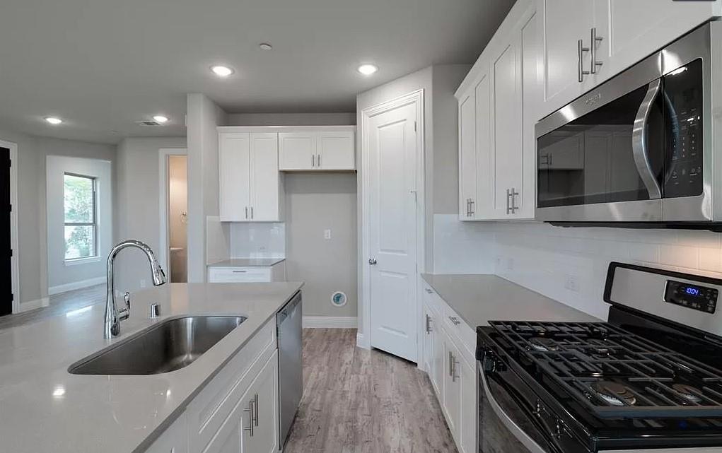 VILLAGES OF PRAIRIE COMMONS WEST, - Residential Lease