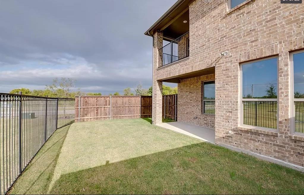 VILLAGES OF PRAIRIE COMMONS WEST, - Residential Lease