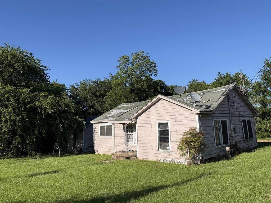 Investors special! This 3 bed 1 bath property sits on a generous 0.35 acre lot, offering endless potential. Let's take a look.