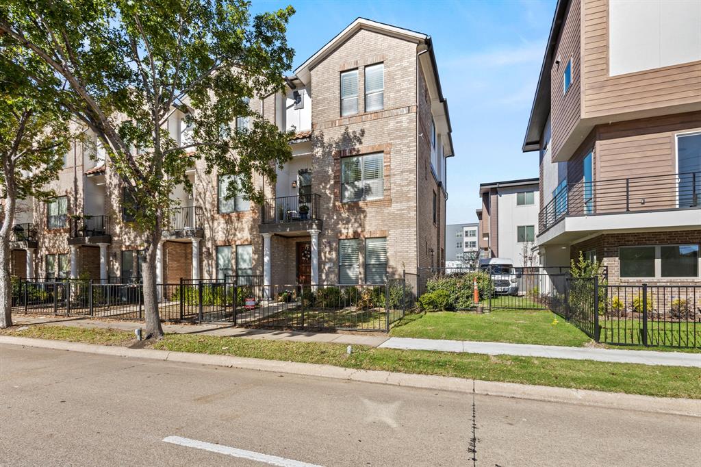 Citta Twnhms Condos - Residential