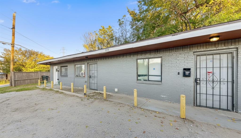 Investor-friendly duplex just minutes from downtown Dallas, offering immediate cash flow with both units currently tenant-occupied. Each unit features a well-designed 1-bedroom, 1-bathroom layout, making this property an ideal low-maintenance addition to any rental portfolio. Whether you're an experienced investor looking to expand or just getting started, this property presents a strong opportunity with automatic income already in place. Conveniently located near major highways, providing easy access to downtown, Fair Park, employment centers, dining, and entertainment. Don’t miss this chance to own a performing asset in a highly accessible rental area. Seller is also selling other homes nearby. Consider a portfolio loan for all of these listed properties: 2415 Bethurum, 2415 Dathe, 3622 Cauthorn, 3111 Arizona, 3332 Rutledge.