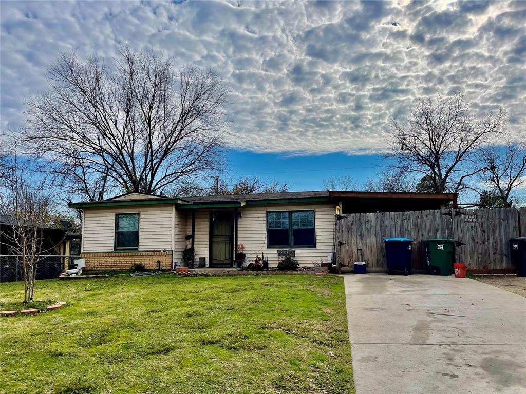 MULTIPLE OFFERS! HIGHEST AND BEST BY 5pm 1.11.2024 Thursday
SOLD AS-IS ! TWO BEDROOM, ONE BATH HOME WITH ATTACHED CARPORT PARKING, FENCED BACKYARD WITH STORAGE BUILDING, EAT IN KITCHEN, PLENTIFUL WINDOWS, 3RD ROOM ADDED, NEEDS WORK, PRICED TO REFLECT CURRENT CONDITION, ROOF REPLACED IN 2018, UPDATED ELECTRICAL AND PLUMBING