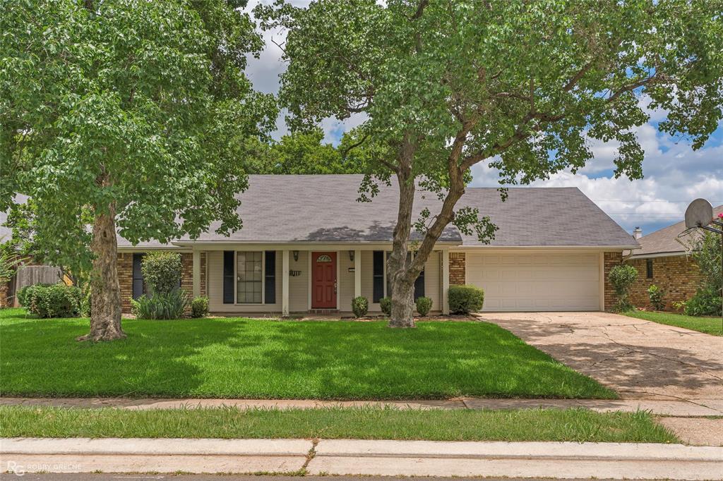 Step inside this freshly painted home in the center of Greenacres Place in North Bossier. Great curb appeal with a covered porch, a lot of natural light, and inviting floor plan. Spacious living area with cozy fireplace and built ins. Separate, formal dining room and an eat-in kitchen area. Remote master bedroom with private shower, separate vanity area, and a spacious walk-in closet. Outside is a large fully fenced in yard with a covered patio. Conveniently located just 7 miles from Barksdale Air Force Base Northgate entrance. Plenty of food, shopping, and entertainment nearby. I-20 and I-220 just minutes away. This couldn't be the more perfect home for a first-time homebuyer. 

Schools: Apollo Elementary, Greenacres Middle, and Airline High School