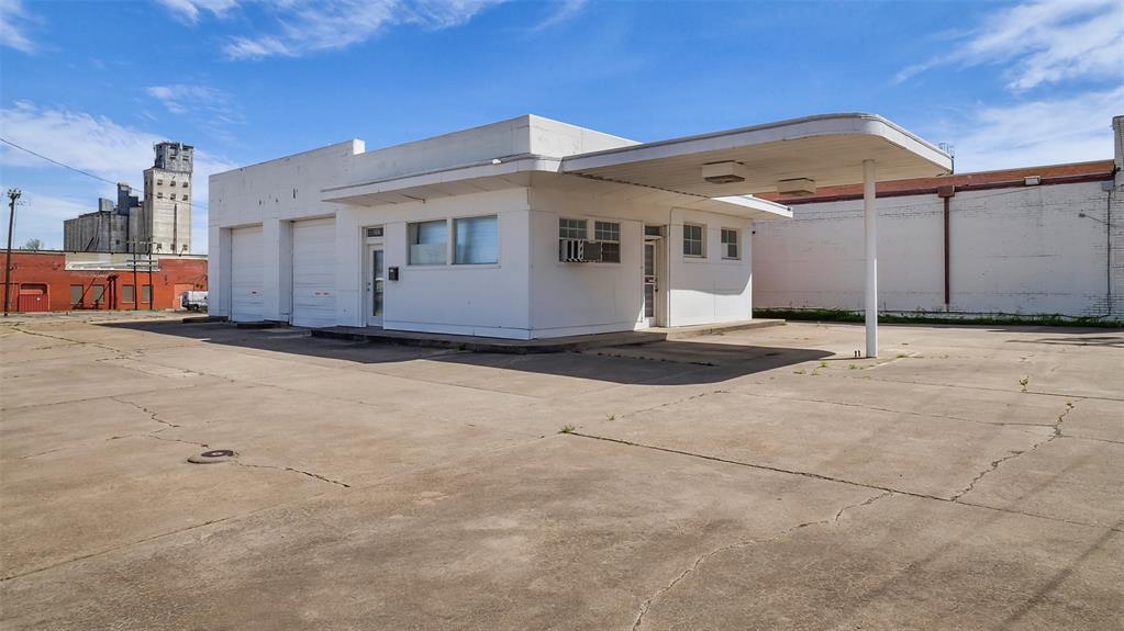 Here’s a chance to own a Downtown Sherman property with endless potential—cute building, think entertainment, restaurant, professional office. The .59-acre lot is just a block from Historic Downtown Sherman, offering incredible possibilities amid the rapid growth in Grayson County.
