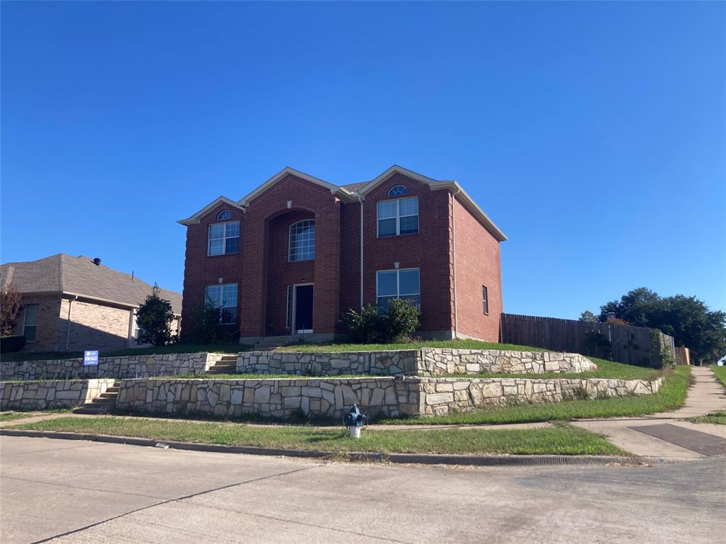 ****Seller to contribute 2% in closing costs****

Welcome home! This spacious property comes equipped with 3 bedrooms and 2.5 bathrooms. Vinyl, tile, and carpet flooring throughout the home with kitchen overlooking the living room. Granite counter tops and a kitchen island. Located in beautiful Garland Tx! Dont miss out on this one!

Buyers agent to verify all information.