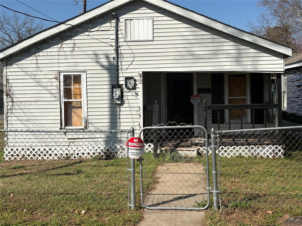 Bossier City Investment Opportunity. This property is part of a 5-property package deal that is located on one lot. This is a great opportunity to have 5 rental incomes coming in every month. Whether you’re an experienced investor or just starting to build your real estate portfolio, this property delivers immediate rental income with room for future value growth. The possible benefits included are.... Low operating costs with shared utilities and maintenance, Prime location near amenities & commuter routes, Potential for rent increases or redevelopment, and so much more! Don’t miss this rare multi-unit gem, so schedule your private showing today! 1610,1612 Hill St and 601,605,607 Kelly St Bossier, City LA 71111 are included in the sale.