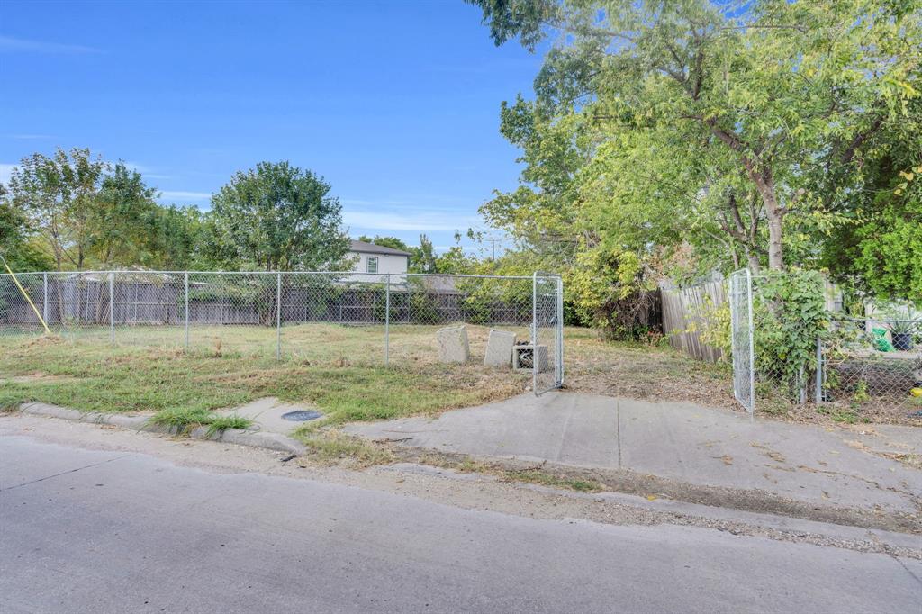Investment property, or future development (subject to city approvals). Conveniently located with access to major roads, shopping, dining, Prime opportunity to build in the heart of Dallas! This 4,008 sq ft lot offers excellent potential for a custom home,