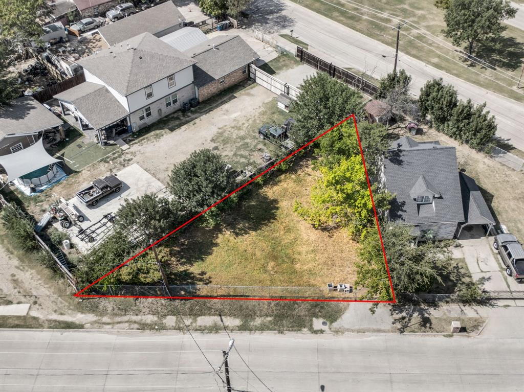 Prime opportunity to build in the heart of Dallas! This 4,008 sq ft lot offers excellent potential for a custom home, investment property, or future development (subject to city approvals). Conveniently located with access to major roads, shopping, dining.