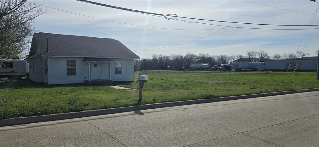 Great opportunity for investors or first-time buyers! 3-bedroom, 2-bath home with 1,286 sq ft, built in 1969, situated on 1.75 acres in Sanger. Features a 1-car garage and is zoned multi-family, offering future development potential. Currently tenant-occupied on a month-to-month lease.