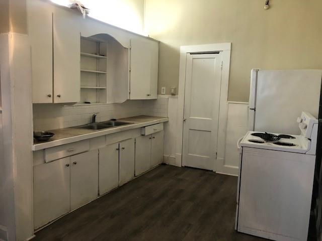 Nice 2 bed 1 bath duplex with a  huge  garage that is approxlimately 560 square feet. Home has just been painted with brand new vinlyl planking and brand new carpet. Brand new toilet, sink and tile tub surround and new light fixxtures and ceiling fans and wood blinds throughout. There is  a shared front porch and big backyard. 
Vacant and ready for immediate occupancy.