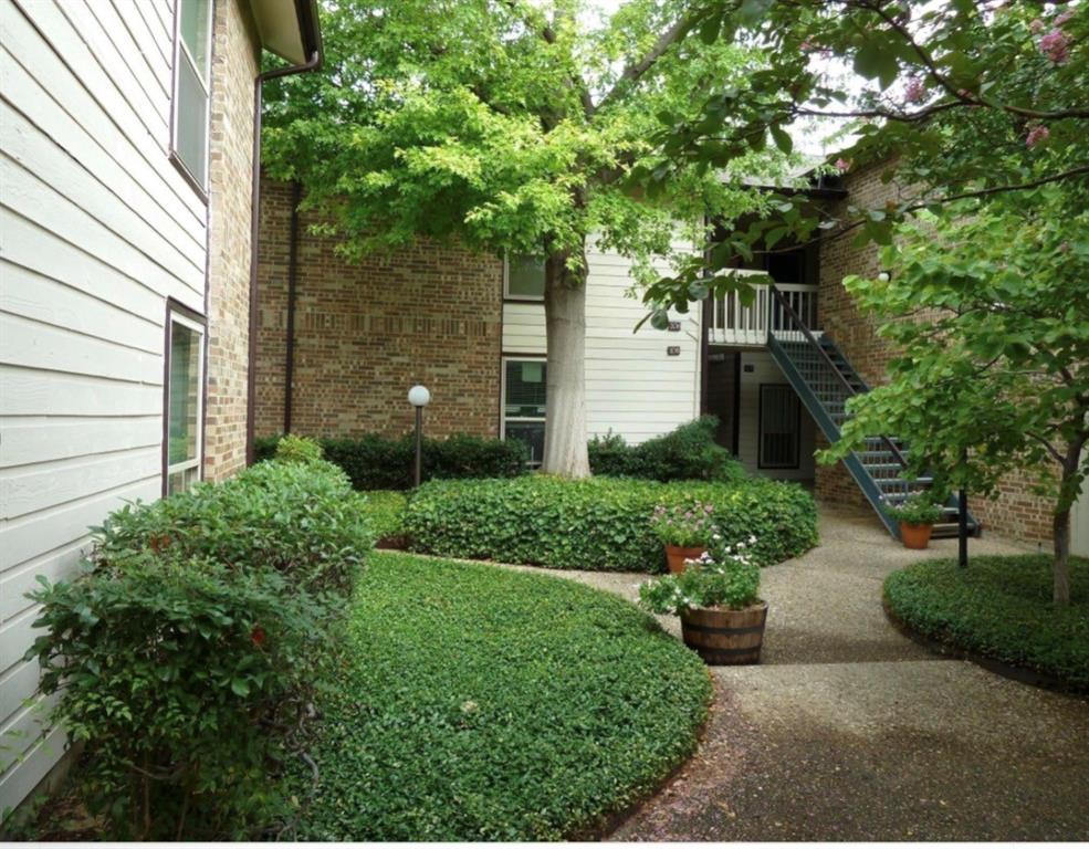 Prime Lower Greenville location with stylish updates throughout. This 1-bedroom, 1-bath condo has been professionally remodeled, well-maintained, and priced with value in mind.
Located in a quiet, gated community with remote access and security cameras, the property includes a reserved covered parking space and in-unit washer and dryer connections rare for this area. The community sits minutes from all the dining and nightlife along Lower Greenville.
Whether you’re a first-time buyer or an investor seeking a great rental in a high-demand pocket, this unit checks the boxes: location, upgrades, security, and convenience.