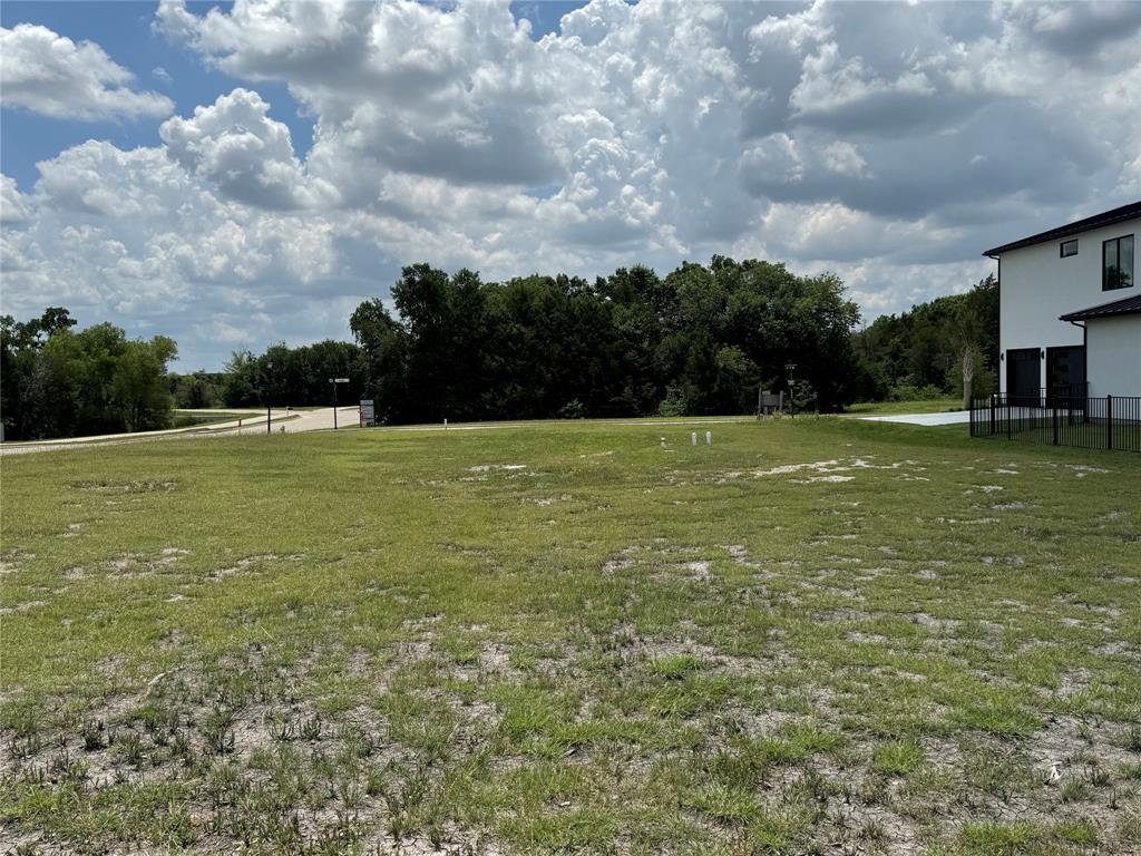 This corner lot is located in a prime location in the community and ready for you to build your custom dream home. Just a short trip to the to the club house, pickle ball and tennis, volleyball courts and lake. You don't want to miss out on this prime location in Heath Golf & Yacht Club!