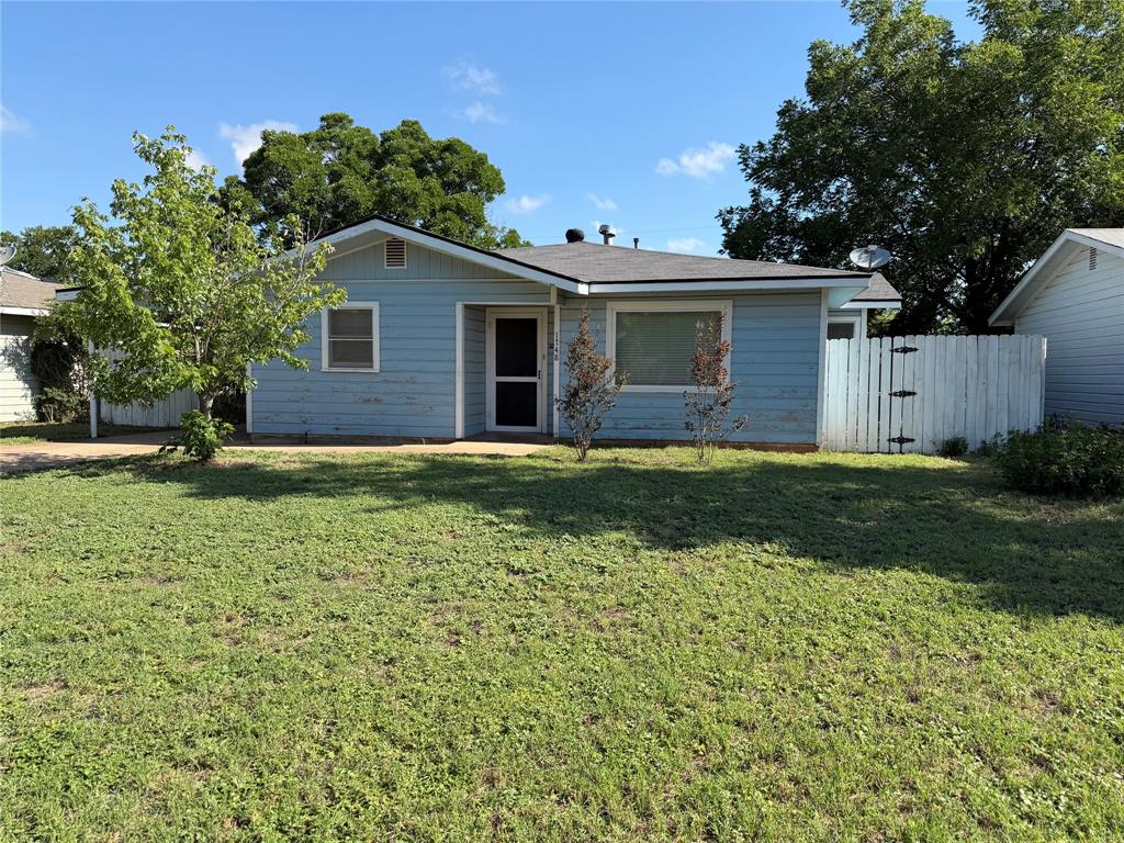 Charming 2-bedroom, 1.5-bath home in a well-established neighborhood with plenty of space and flexibility. This property features a large backyard, two dining areas, and an additional bonus room that can be used as a home office, closet, oversized pantry, or small third bedroom to fit your needs.
Conveniently located near the AI data center, schools, shopping, restaurants, and easy access to I-20, this home offers both comfort and convenience. Whether you're looking for extra living space, room to work from home, or a great location close to everyday amenities, this property has a lot to offer.