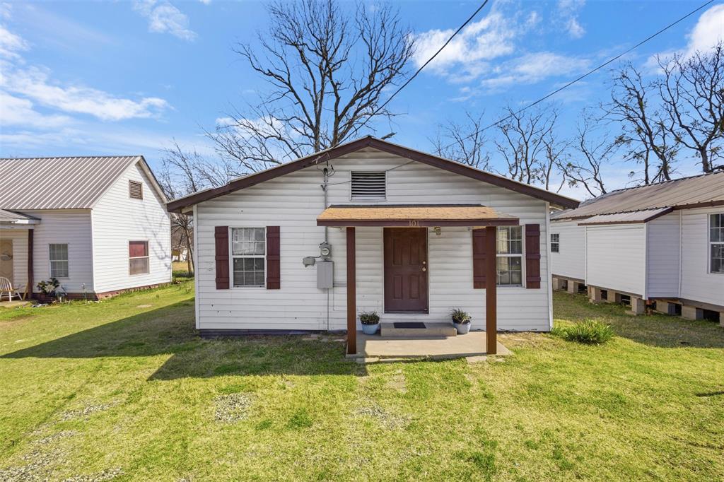 Well-maintained 2-bedroom, 1-bath home conveniently located in downtown Corsicana. This property is ideal for a first-time homebuyer or a great investment opportunity. The home features a spacious utility room that could easily function as a home office or potential third bedroom. Conveniently located near shopping, dining, and local amenities, this property offers both comfort and accessibility. Don’t miss the opportunity to own a home in the heart of Corsicana.