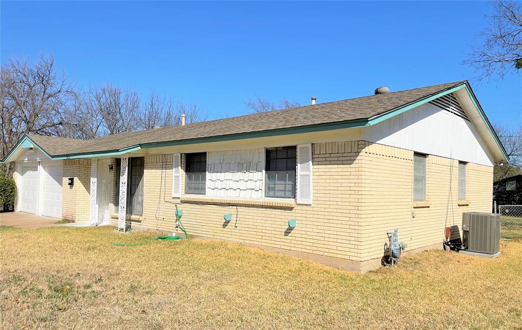 Beautifully remodeled 3 bedroom, 2 bath, 2 car garage brick house in very attractive location of Fort Worth. Ample and open concept living room, nook and dining room. GREAT additional room can be used as living room, bedroom, or game room. One hundred per cent tile flooring, central AC & Heating, and fresh look make it a must see.  Natural light and excellent distribution complement its intrinsic beauty.  Its 2 car garage has plenty of room for storage or tools.  All trees were carefully trimmed enhancing its great backyard.

You will love it!  Every single space is perfectly designed for your service and enjoyment.