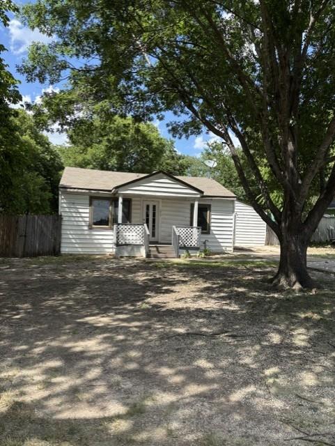 Investor delight.  This one has tons of possibilities.  Centrally located in Duncanville and ready for your buyers.  Show anytime, very easy to show. 
Flexible floor plan makes this home more attractive. No blind offers.
