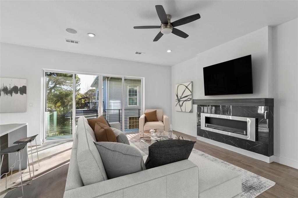 DALLAS LAND & LOAN 3 - Residential Lease