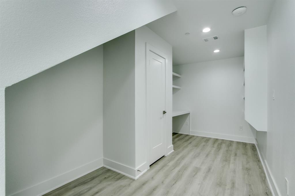DALLAS LAND & LOAN 3 - Residential Lease