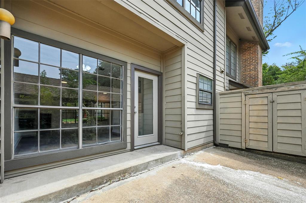 Glen Oaks Twnhms Condo - Residential