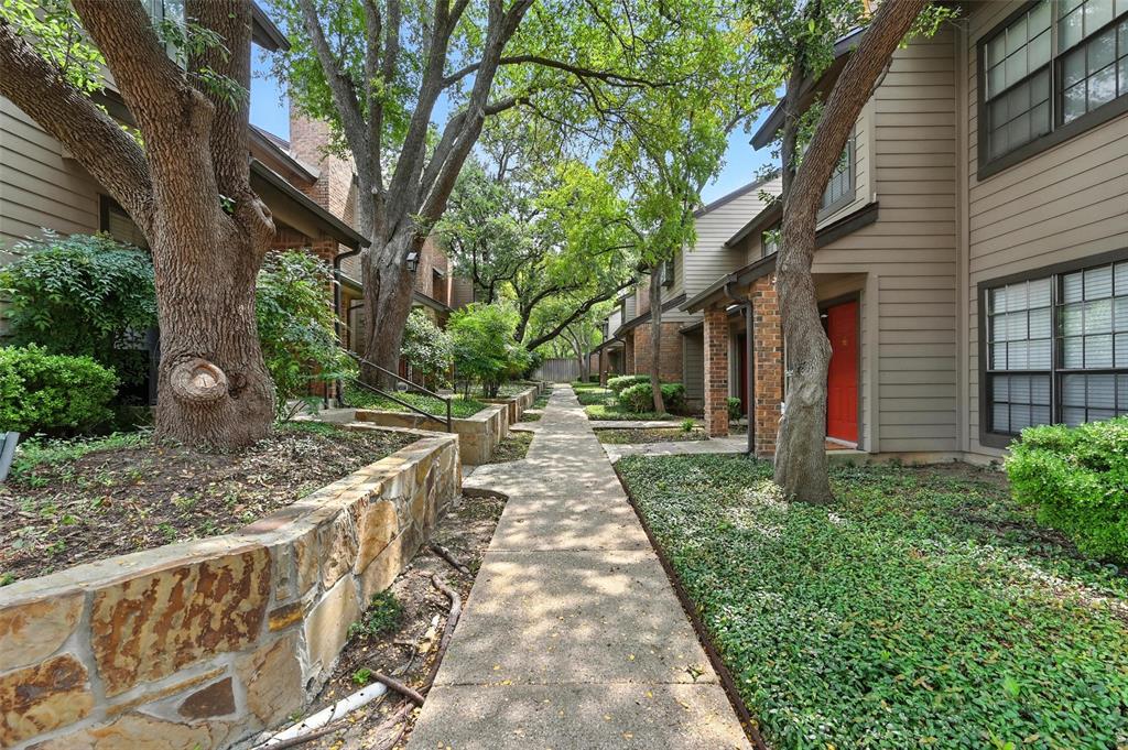 Glen Oaks Twnhms Condo - Residential