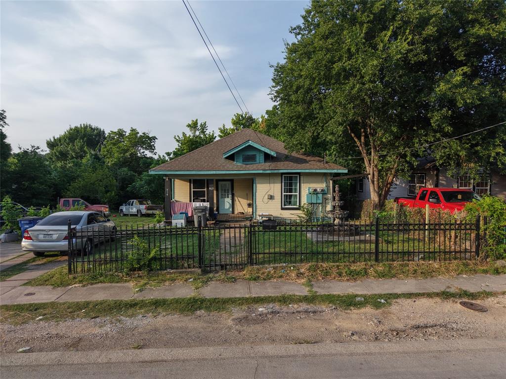 Exceptional investment and development opportunity featuring contiguous properties being sold together. Zoned MF-2(A) for multifamily use, this assemblage is ideally positioned in the highly sought-after Oak Cliff area. Conveniently located within walking distance of the Dallas Zoo, Halperin Park, and a DART rail station, the site offers excellent connectivity and accessibility. Just minutes from downtown Dallas, this prime location presents strong potential for multifamily development, long-term rental income, or future appreciation. Surrounded by ongoing revitalization, employment hubs, entertainment, and transportation corridors, this rare offering is well-suited for builders, developers, and investors looking to capitalize on one of Dallas' fastest-growing residential markets.

BUYER AND BUYERS AGENT TO VERIFY ALL LISTING INFORMATION INCLUDING LOT SIZE, SQUARE FOOTAGE, SCHOOLS, AND PLANNING ZONING INFORMATION.