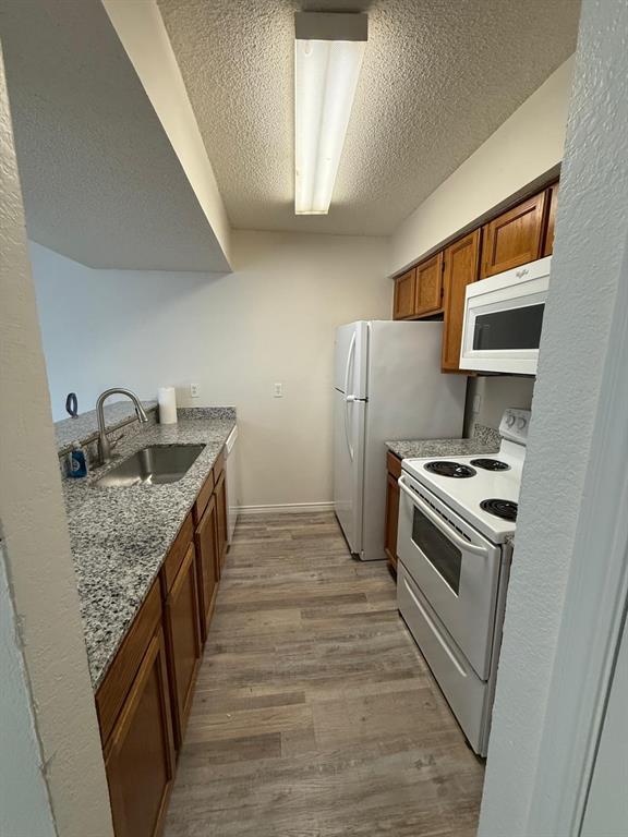 Full renovated apartment ready for move in. Excellent location, supermarket walking distance, and convenient stores, close to Dallas College and more. With Richardson ISD.