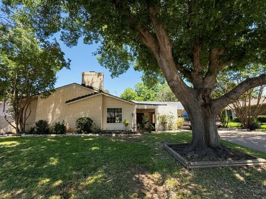 Beautiful custom home conveniently located just minutes from Lake Arlington, The Parks Mall, AT&T Stadium, and many other popular attractions.
Designed for both comfort and entertaining, this home offers multiple spaces to relax, including a welcoming front courtyard and a private backyard with no neighbors directly behind. Natural light fills the home through numerous windows and a skylight, creating a bright and inviting atmosphere throughout.
The updated kitchen features brand-new cabinets, countertops, and sleek Samsung appliances, making it a standout gathering space. Additional upgrades include updated flooring and fresh paint throughout the home.
A versatile bonus sunroom provides endless possibilities and could easily be converted into a fourth bedroom, with ample space available to add a third bathroom. There's also plenty of parking for family and friends.
The roof is less than three years old, which may help reduce insurance costs. With its desirable location, thoughtful updates, and flexible living spaces, this home is a must-see.
Don't miss your opportunity—schedule your showing today and come experience this beauty for yourself!