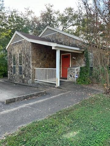 Dont want to miss out on this office that was used for medical. Has three offices , kitchen area, medical area with sink, lots of storage areas. Call listing agent with any question and how to make appointments.