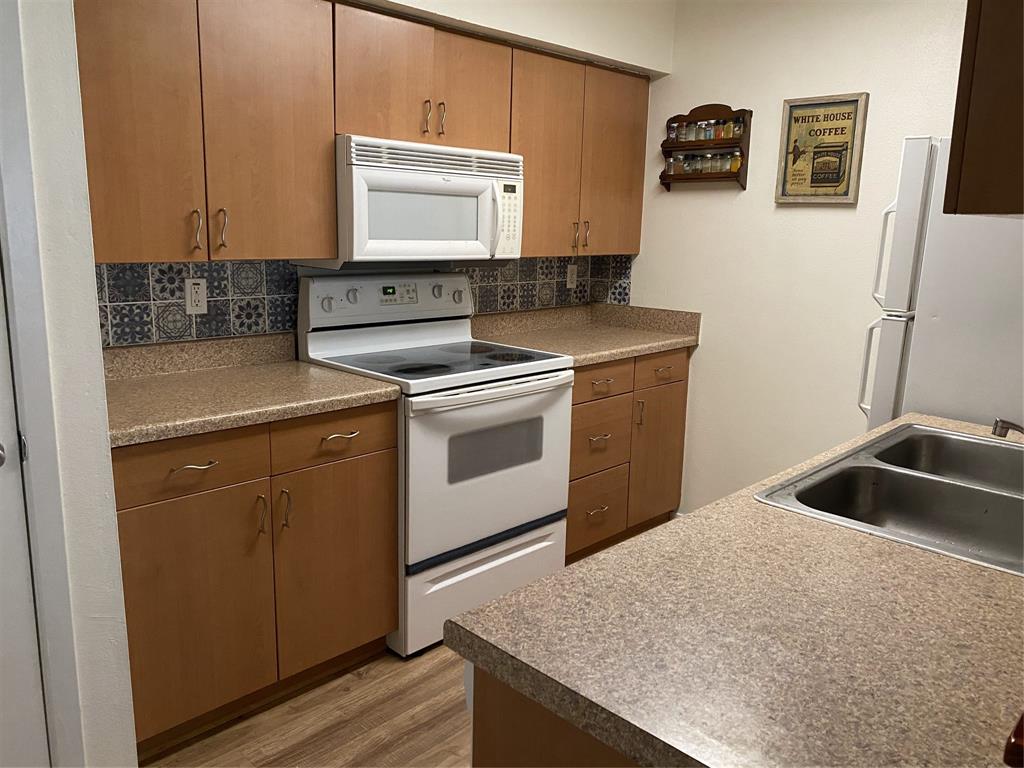 1500 Lakeshore, Hillside Villa - Residential