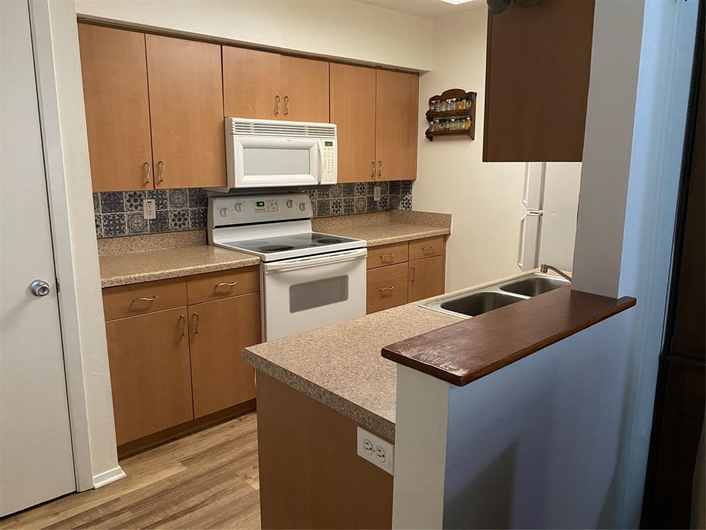1500 Lakeshore, Hillside Villa - Residential