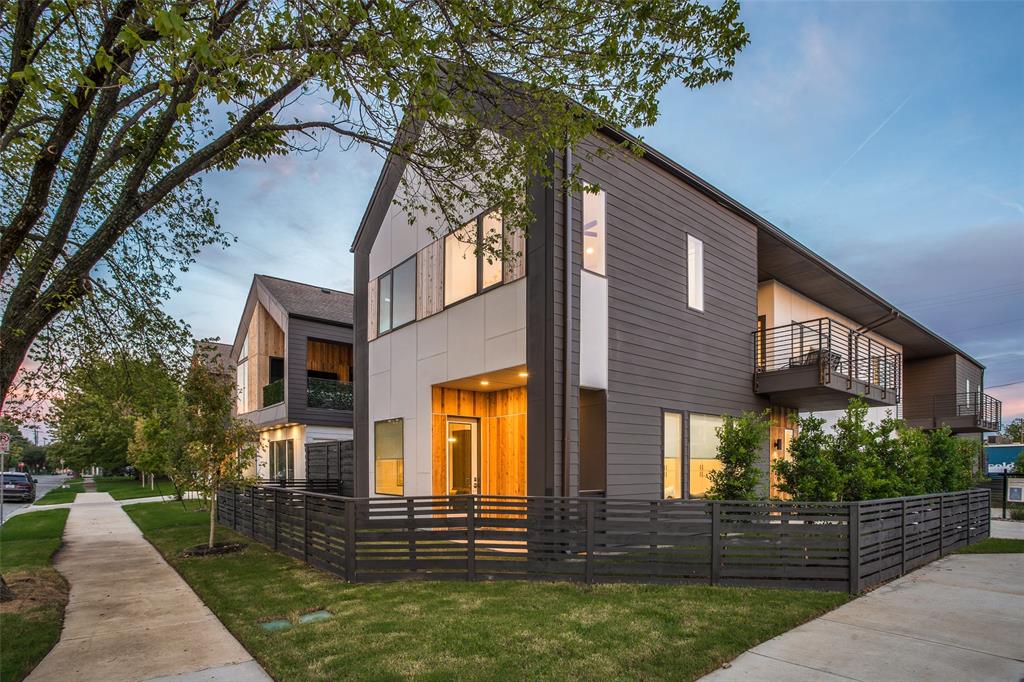 New modern home.  Enjoy living in one of the hottest neighborhoods in the city!  High-end finishes throughout, sleek
matte black and white oak kitchen cabinetry, 9 foot kitchen island, open-concept living-dining-kitchen perfect for
entertaining, large bedrooms with walk-in closets, 10 foot ceilings with numerous windows and plenty of natural light,
luxury bath, polished concrete and solid white oak floors, large yard with 8 foot privacy fence, and HUGE upstairs
treehouse balconyl Ready for move in.