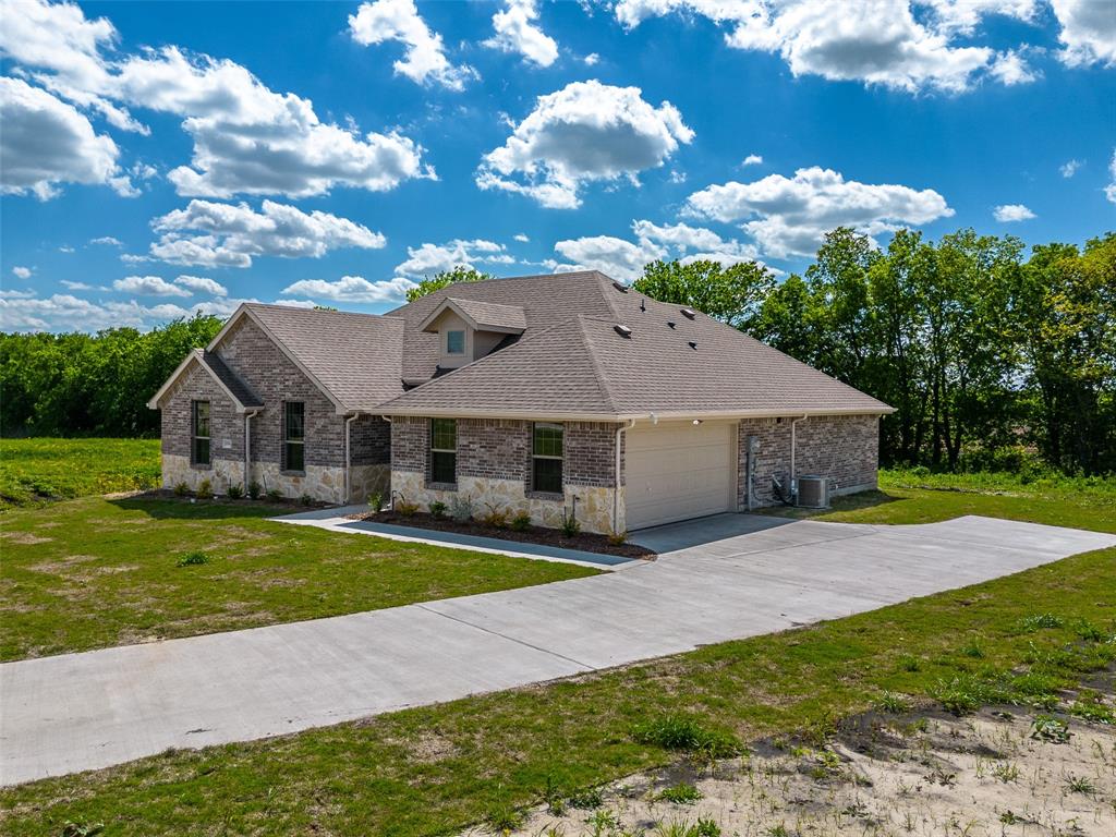 Completion 1-2023.   4-2-2 side entry garage on oversized cul-de-sac lot. Custom cabinets with granite tops, hard surface flooring in all wet areas plus iving room. Open plan concept. Builder Robbie Hale has more details.