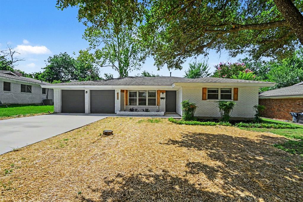 Come and see this move-in ready three-bedroom, two-bathroom home in the South Hills neighborhood! This home features a spacious floorplan that creates a seamless flow between the main living area, dining room and chef's kitchen. The beautifully updated island kitchen boasts granite countertops and stainless steel appliances, making it a highly functional and modern centerpiece of the home. The primary suite serves as a comfortable retreat, complete with an updated ensuite bath and large walk-in closet. Step outside to a fully fenced-in backyard, providing a great space for outdoor enjoyment and privacy. Ideally located, you’ll enjoy quick access to shopping, dining, and entertainment.

Schedule your private showing today!