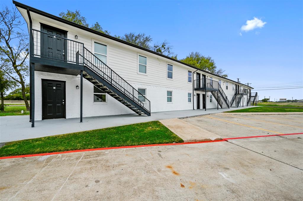 Discover your new home in the charming town of Van Alstyne, Texas! This delightful 2-bedroom, 1-bathroom house is fully equipped with a refrigerator and stackable washer & dryer, providing you with everything you need for a comfortable living experience. Not to mention, it's pet-friendly, so your furry companions can join you in your new home. With its prime location, you'll be just steps away from all the wonderful amenities Van Alstyne has to offer. Don't let this opportunity pass you by! Schedule your showing today and take the first step towards a new and exciting chapter in your life.

Second chance leasing OK

Some Qualifications: No evictions in the last 2 years. 
Most criminal records are not an issue. Reach out with questions. No sex offenses or recent drug distribution or manufacturing. 
Section 8 OK. 

We can work with blemished credit.

Must make at least 2.5x the rent.

Deposit due at lease signing. 
First month's rent paid at move-in.