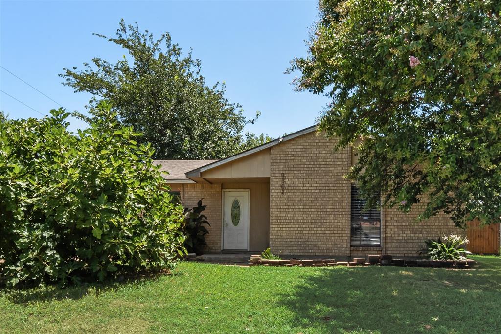 Three bedroom and one bath home ready for that new family to move in. Open floor plan with large living area... Split bedrooms and quiet cul-du-sac in convenient location near shopping and freeways.. large fenced back yard..