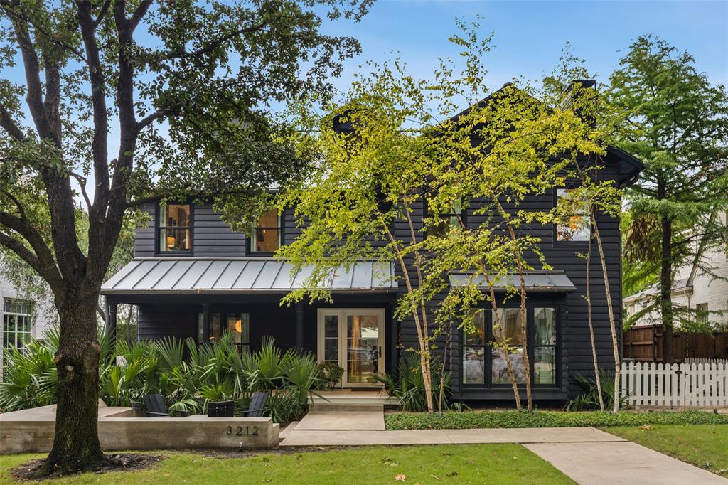 Published in DHome magazine after Chad Dorsey and the homeowner Regan Carlile did a back to the studs renovation in 2016. The home is the perfect balance of family living, entertaining and WOW factor. Situated on one of the most coveted blocks in University Park, this home offers four bedrooms in the main house and exquisite quarters above the garage providing 4,505 square feet of living space.
