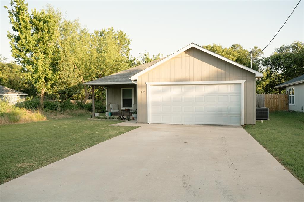 Welcome to small-town Texas living at its finest! This well-maintained 3-bedroom, 2-bath home is nestled in the heart of historic downtown Whitewright, offering the perfect blend of charm, comfort, and convenience. Featuring a functional floor plan filled with natural light, the spacious living area flows seamlessly into the kitchen and dining space, making it ideal for everyday living and entertaining. The kitchen offers ample cabinet and counter space, while the generously sized bedrooms provide comfortable accommodations for family, guests, or a home office. The private primary suite includes an en-suite bath, with a second full bathroom conveniently serving the additional bedrooms.
Step outside to enjoy the welcoming front porch with your morning coffee or relax in the spacious backyard, offering plenty of room for gardening, play, or outdoor gatherings. Located within the highly regarded Whitewright ISD, this home is just minutes from downtown restaurants, parks, schools, and community events. With easy access to US-69 and SH-11, commuting to Sherman, Denison, McKinney, or the DFW Metroplex is simple. Whether you're a first-time homebuyer, looking to downsize, or searching for an investment opportunity, this charming home offers the best of North Texas small-town living. Don't miss your chance to make it yours—schedule your showing today!