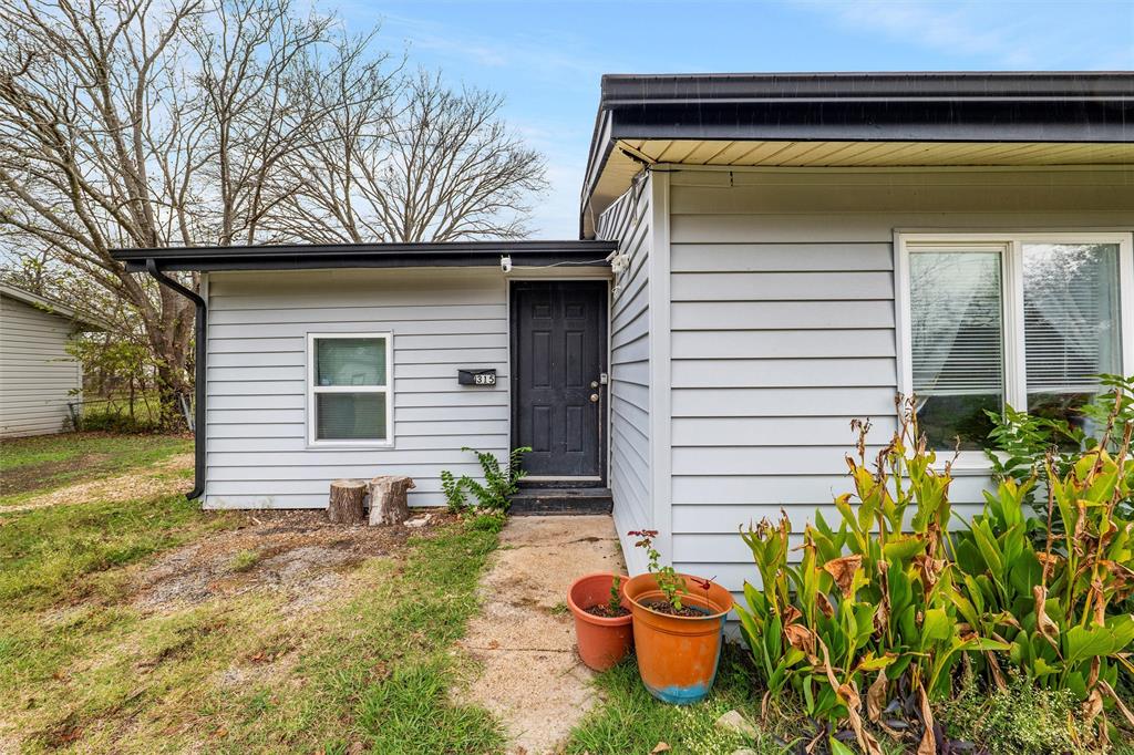 Charming 3BR, 1BA home in Lancaster, Texas. Features include a spacious living area, and a functional layout ideal for everyday living. Conveniently located near local amenities, parks, and schools.