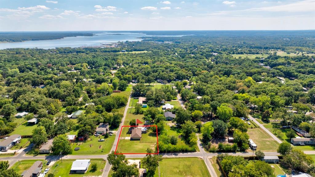 Charming Lakeside Retreat in Sherwood Shores
Escape the city hustle and trade noise for nature in this delightful 2-bedroom, 2-bath home, perfectly situated in the highly sought-after Sherwood Shores community on Lake Texoma. This is the ultimate find for anyone seeking a relaxed and cohesive lifestyle, offering a rare blend of peace, serenity, and convenient access to the lake and local fun.
Whether you're looking for a starter home, a weekend getaway, or a smart rental investment, this charming property is your perfect entry point to the fabulous Lake Texoma life.
Lake Access is a Breeze: You're only 1.3 miles from the boat ramp! Bring your boat, fishing gear, and all your water toys. Lake Texoma is renowned for its world-class striper fishing and boating.
Country Tranquility: Get away from it all and enjoy the quiet, peaceful surroundings that only a lake community can offer.
Easy Access to Fun: This home is only minutes away from Oklahoma, where you can enjoy the CASINO LIFE and other entertainment.
Versatile Living: This highly sought-after area is ready for you to make it your own, whether for full-time living or as a great income-producing rental property.