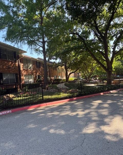 Tanglewood Twnhms Condos - Residential