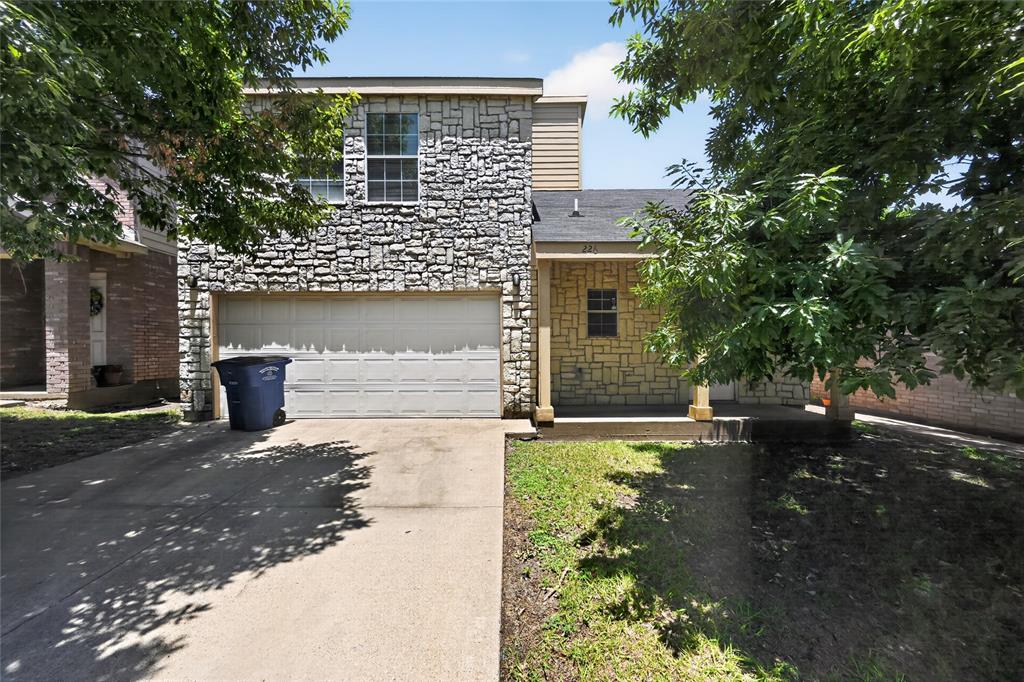 Welcome to this beautifully renovated 5-bedroom, 2-bathroom gem in the heart of Dallas! Perfectly combining modern
updates with comfortable living, this home features a bright and airy open-concept floor plan. The stylish kitchen
boasts sleek countertops, modern cabinetry, and stainless steel appliances, flowing seamlessly into the spacious living
area ideal for hosting family and friends. The primary suite offers a private sanctuary with an updated en-suite bath,
while the two additional bedrooms provide plenty of space for a growing family or a home office. Step outside to a large, level backyard that offers endless possibilities for outdoor entertaining or gardening. Located with quick access to
I-20 and I-45, you are just minutes away from downtown Dallas, local parks, and shopping.