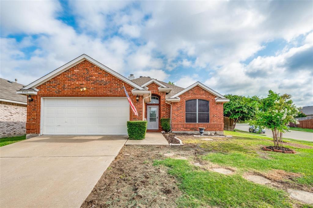 Welcome home to this beautifully updated 3-bedroom, 2-bath single-story residence situated on a desirable corner lot. With Prosper ISD! Inside, you'll find durable luxury vinyl plank flooring, granite countertops, and an abundance of natural light streaming through numerous windows.
The thoughtfully designed floor plan includes both a formal dining area and an eat-in kitchen, perfect for everyday living and entertaining. The kitchen is equipped with gas appliances and offers plenty of space for meal preparation and gathering.
The spacious primary suite features a spa-like bathroom with a walk-in shower and relaxing soaking tub. A cozy wood-burning fireplace creates a warm and inviting atmosphere in the main living area.
Step outside to enjoy the fully fenced backyard, providing privacy and plenty of room for outdoor activities, and your pets. Combining modern updates, comfortable living spaces, and a convenient corner-lot location, this home is ready for its next owner.
Located in the heart of Mckinney, close to shopping, restaurants, easy access to 380 and 121.