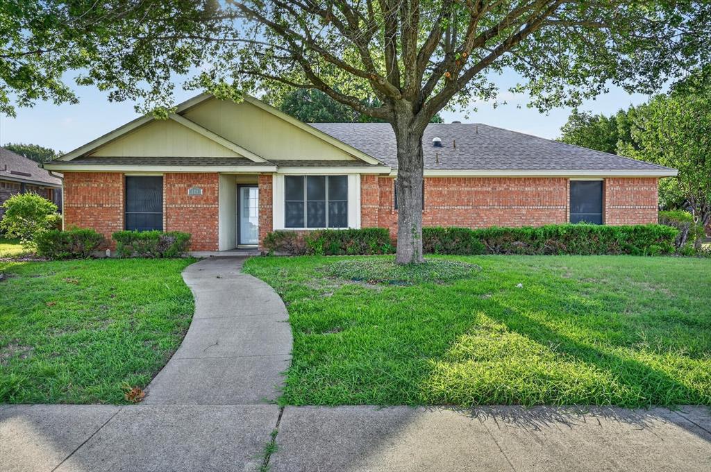 Come tour this perfectly situated home in Park Ridge Estates.  3 beds and 2 baths, this property features a spilt floorplan offering privacy in the primary suite.  Tons of natural light, a large corner lot, and a clean, airy, modern feel.  Close to dining, shopping, and easy access to highways for easy commutes.  This home is ready for new owner!