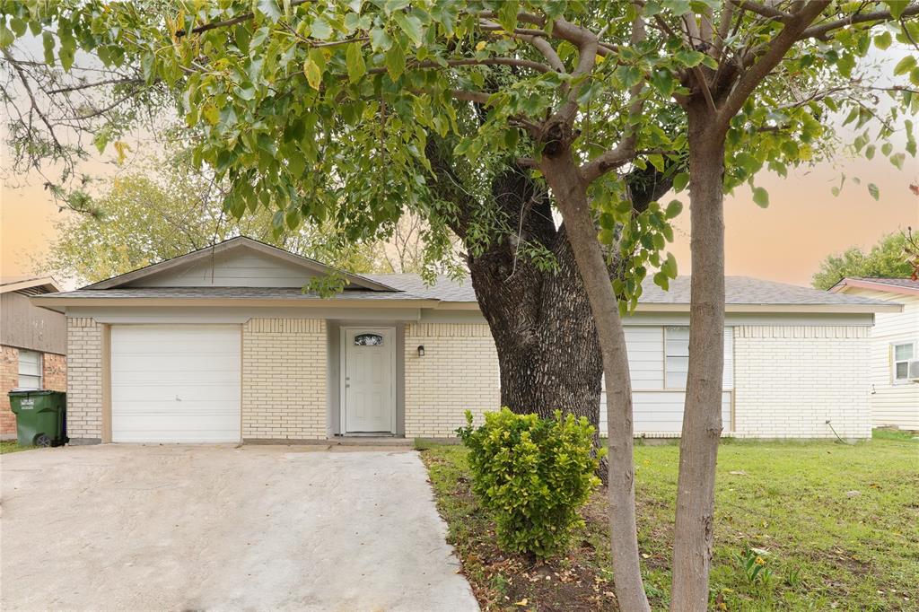 Beautiful house ready for new owners! This great property offers 3 beds 2 full baths and it's very well taken care off! It has a huge backyard, perfect for lots of friends and family fun! This is really a MUST SEE! Don't miss the opportunity to call this house your new home!