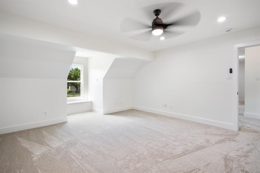 Emerald Sound At Lake Lewisvil - Residential