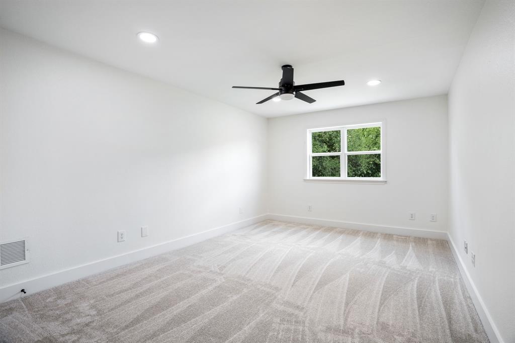 Emerald Sound At Lake Lewisvil - Residential