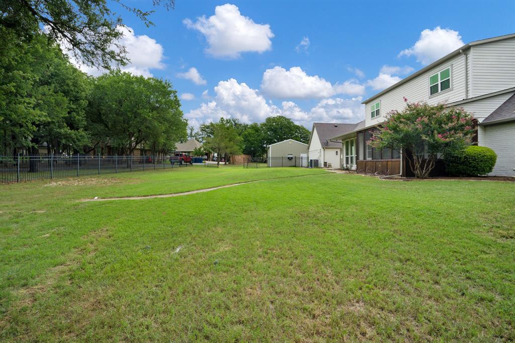 Emerald Sound At Lake Lewisvil - Residential