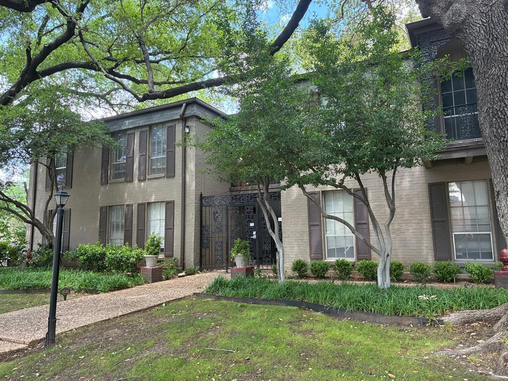 Beautifully renovated condo in the heart of Dallas! Great community, spa like bathroom and a perfect space in Dallas!