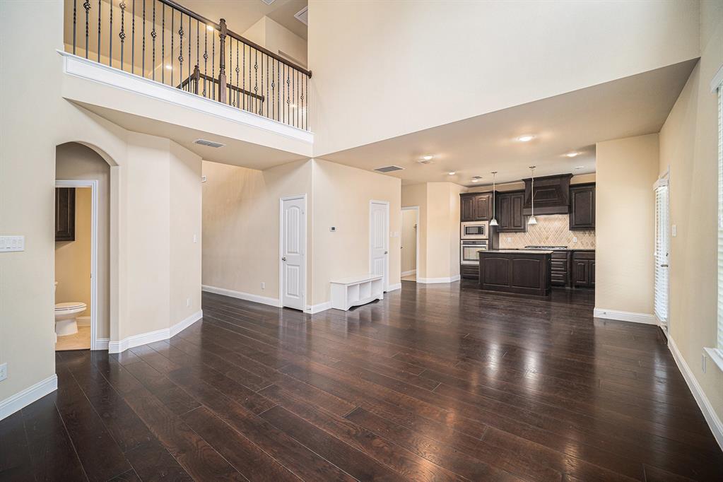 LOVELY TWO-STORY HOME WITH 3 BEDROOMS AND 2.5 BATHROOMS IN THE HEART OF FORT WORTH!
You will be impressed from the moment you walk inside to the high ceilings, beautiful floors, and ceiling high
windows. Prepare meals in the chef's kitchen boasting an island, gorgeous countertops, and stainless steel
appliances. Retreat to the primary bedroom that is graced with a large walk-in closet, garden tub, and dual sinks.
This home is located near Oakmont Park, Pecan Valley Park, and Mira Vista Country Club! Buyer & Buyer Agent
to verify all info including, but not limited to, room dimensions, features, schools.